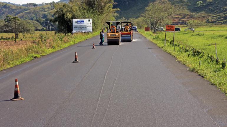 DER usa asfalto borracha no recapeamento da RJ-125