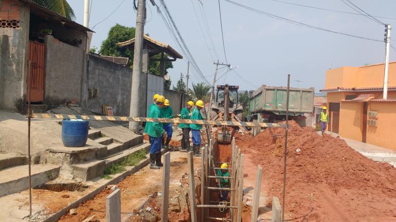 Construção do sistema de esgotamento sanitário da bacia do Alcântara avança e abre novas frentes de obras nas ruas de São Gonçalo