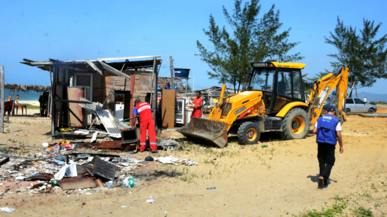 Maricá: Meio Ambiente e Inea retiram resíduos na Restinga