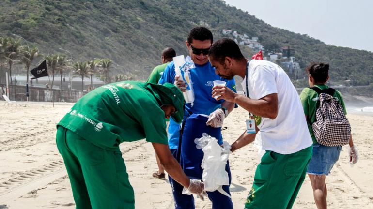 Voluntários participam de mutirões de limpeza em São Conrado