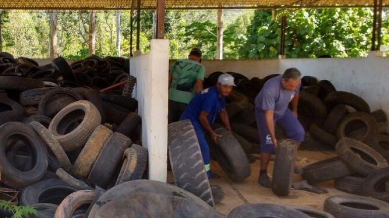 Secretaria Estadual do Ambiente recolhe toneladas de pneus usados no Norte Fluminense