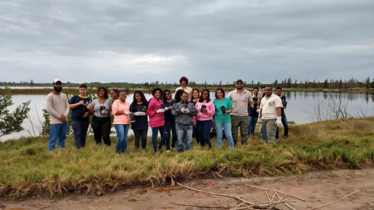 Estudantes participam de plantio de mudas na APA Estadual de Massambaba