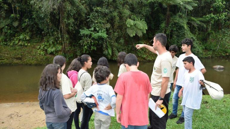 Crianças e jovens capacitados pelo projeto Guarda-Parque Mirim recebem seus certificados de conclusão do curso