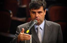 Preso por depósito errado, deputado do Rio pede indenização de banco