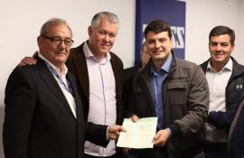 Prefeito entrega licença de operação para a Carl Zeiss: Emprega diretamente 580 pessoas em Petrópolis