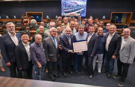 Ex-presidente da Petrobras recebe Medalha Tiradentes das mãos de André Corrêa