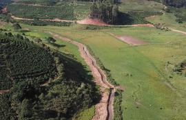 Prefeitura de Varre-Sai, em parceria com o Inea, realiza limpeza do Ribeirão Varre-Sai