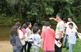 Crianças e jovens capacitados pelo projeto Guarda-Parque Mirim recebem seus certificados de conclusão do curso